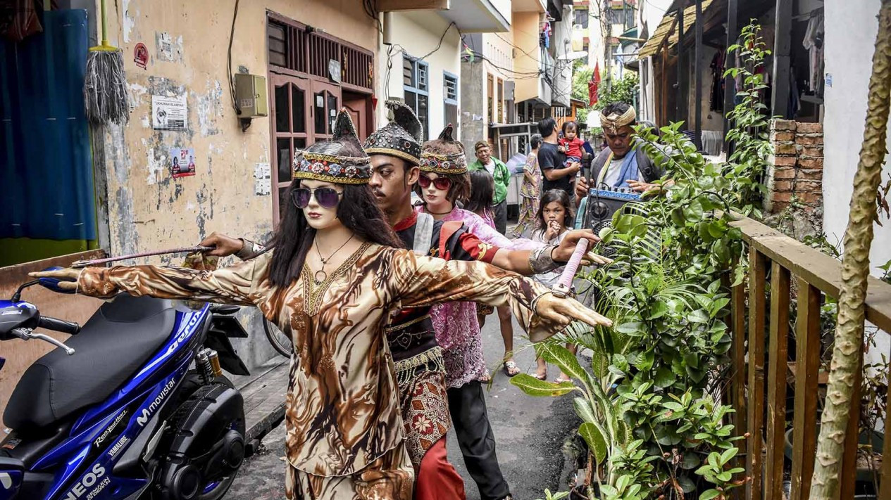 Bergaya Unik Para Pengamen Golek Joget di jakarta
