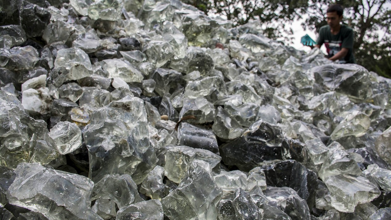 Melihat Dapur Perajin Batu Alam Obsidian