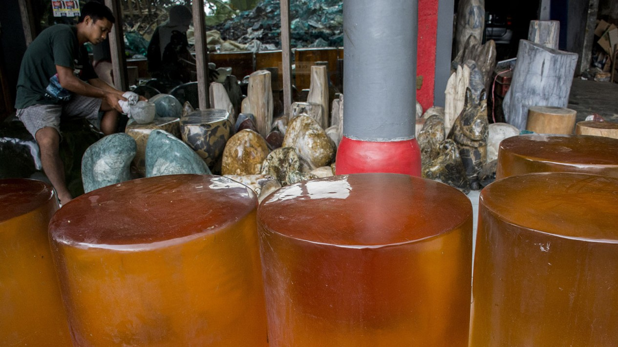 Melihat Dapur Perajin Batu Alam Obsidian