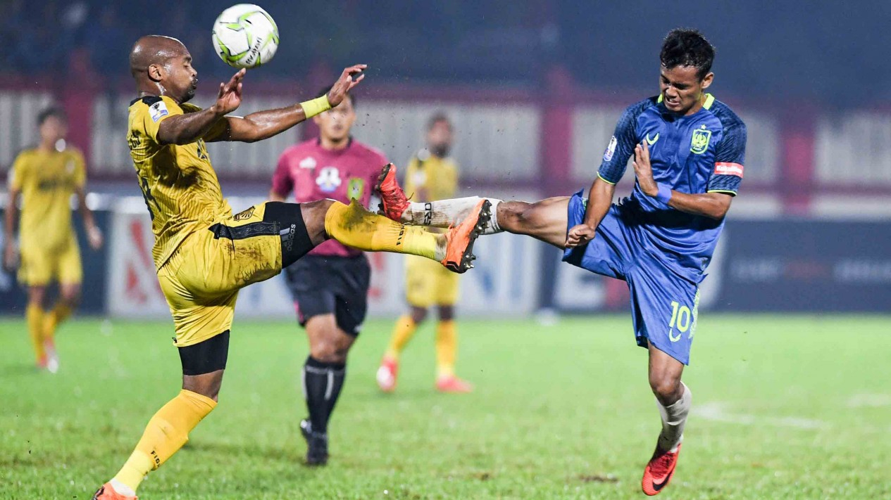 Cuplikan Kerasnya Laga Bhayangkara FC vs PSIS Semarang