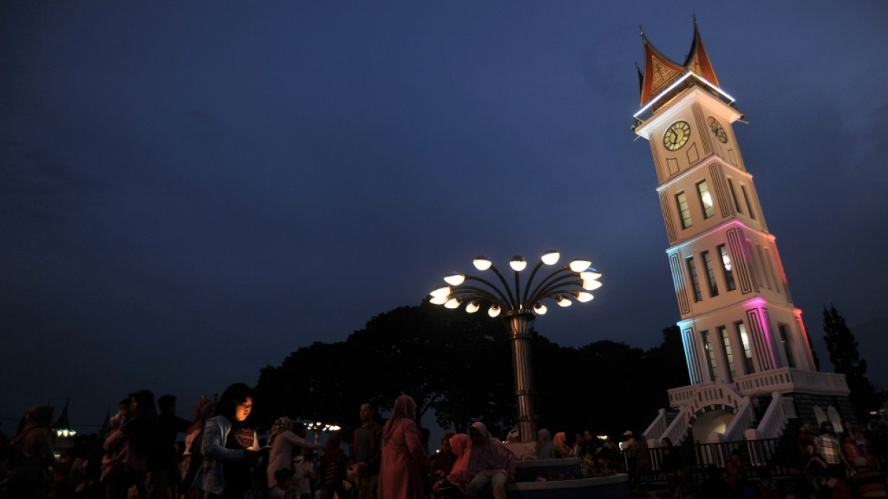Menikmati Wisata Jam Gadang di Padang
