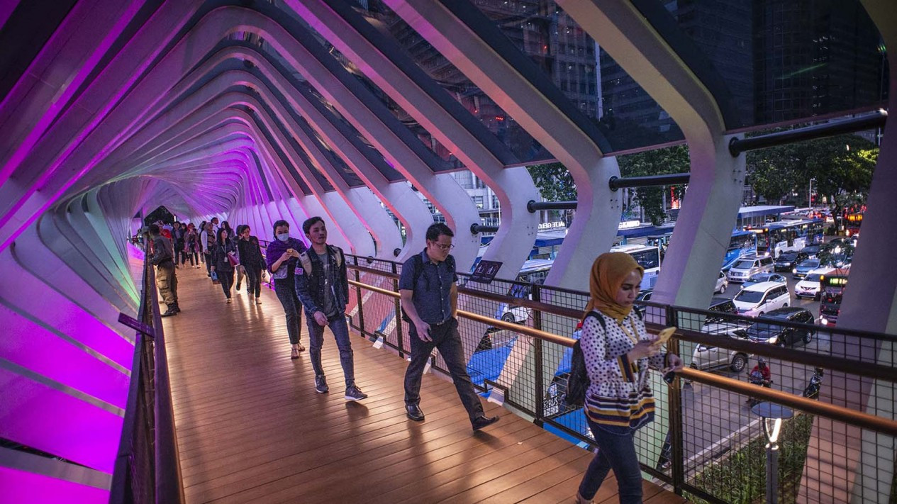 Megahnya JPO Gelora Bung Karno