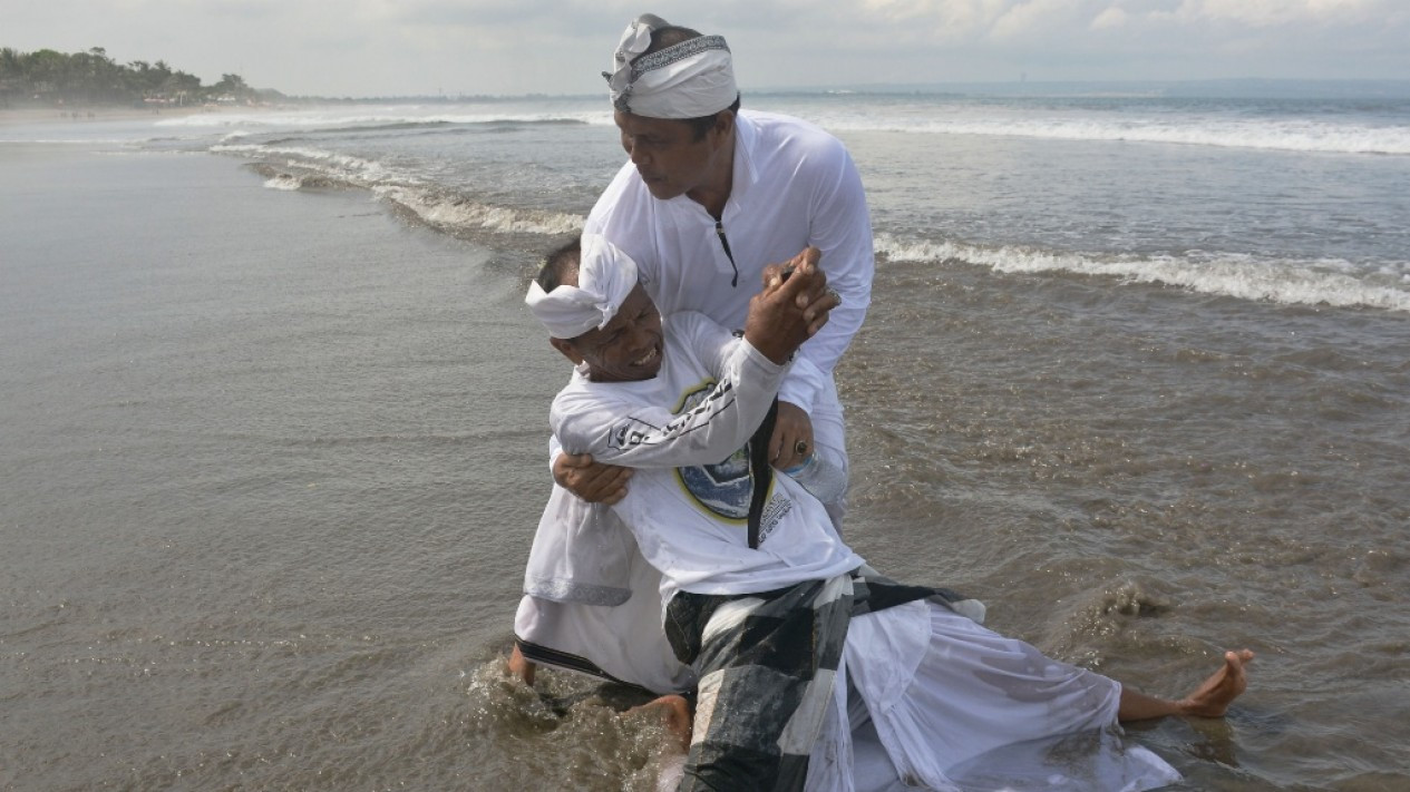 Upacara Melasti Jelang Hari Raya Nyepi