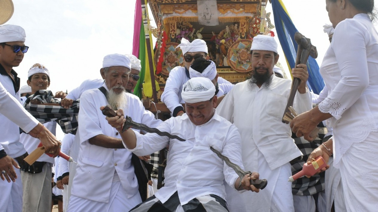 Upacara Melasti Jelang Hari Raya Nyepi