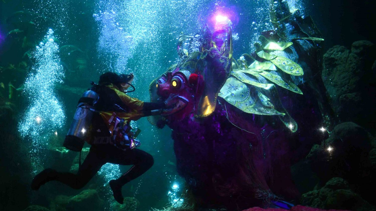 Menyaksikan Atraksi Barongan di Akuarium Sea World