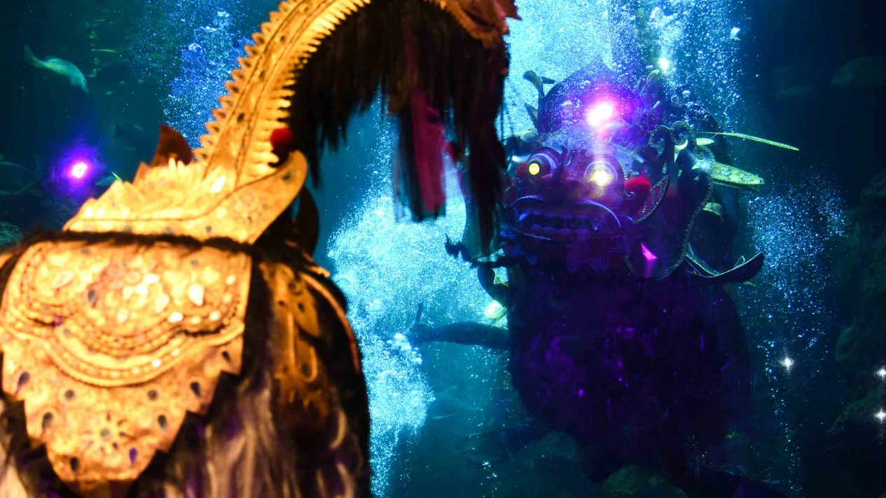 Menyaksikan Atraksi Barongan di Akuarium Sea World