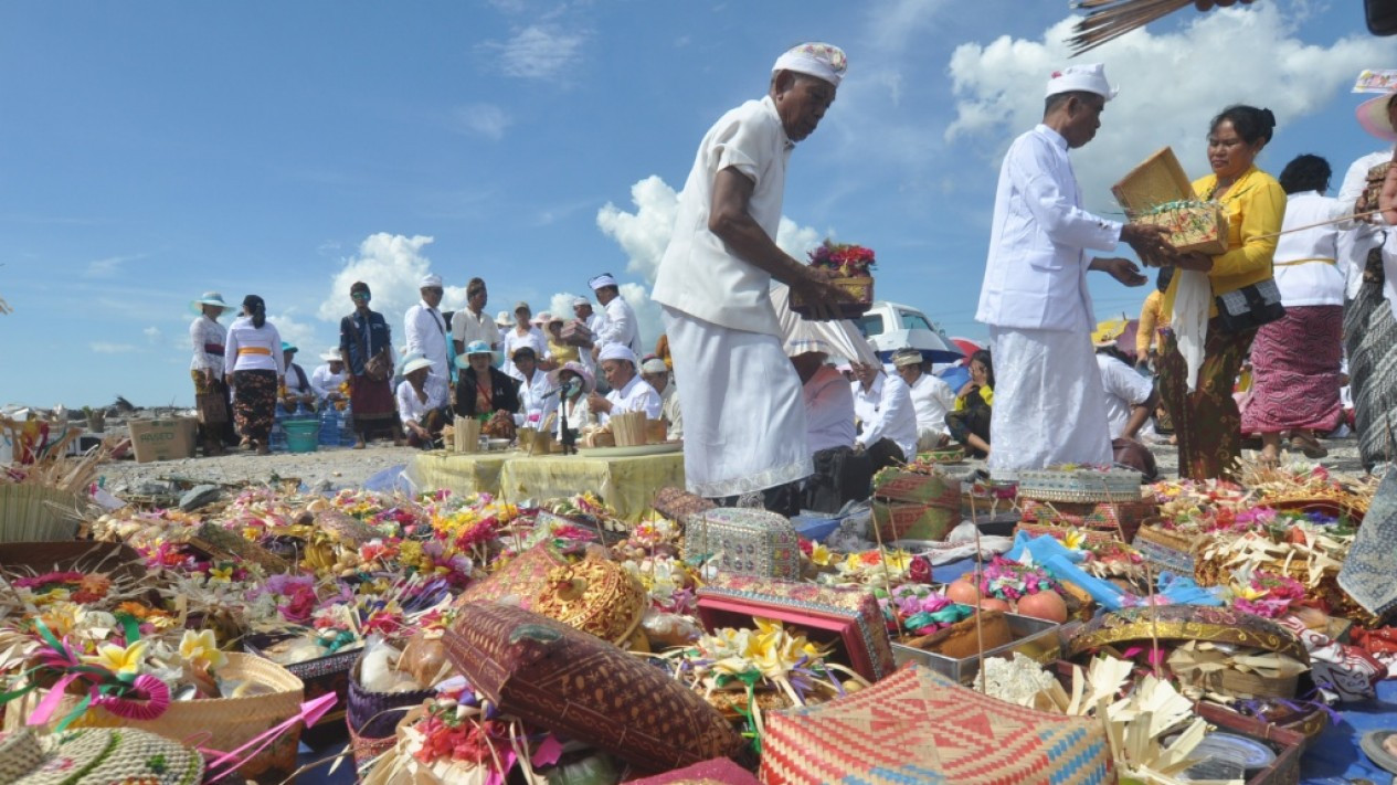 Upacara Melasti Warga Palu Jelang Nyepi