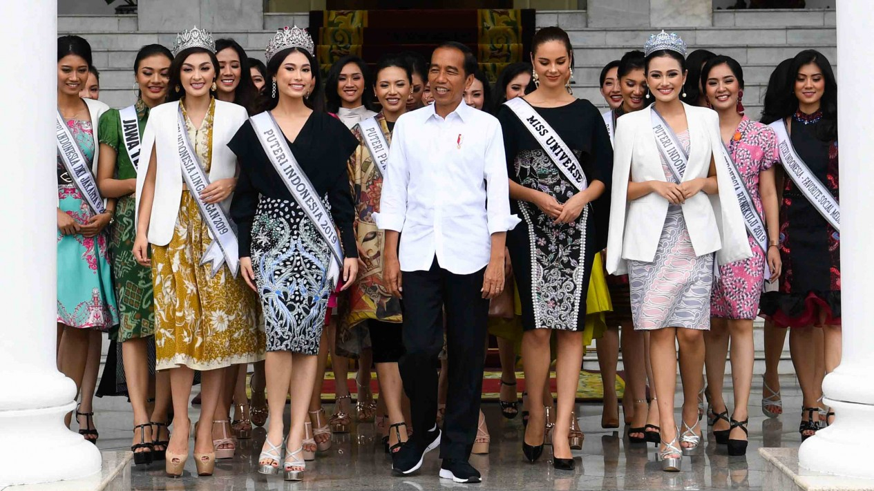 Eh, Presiden Jokowi Tersipu Malu Bertemu Miss Universe 2018