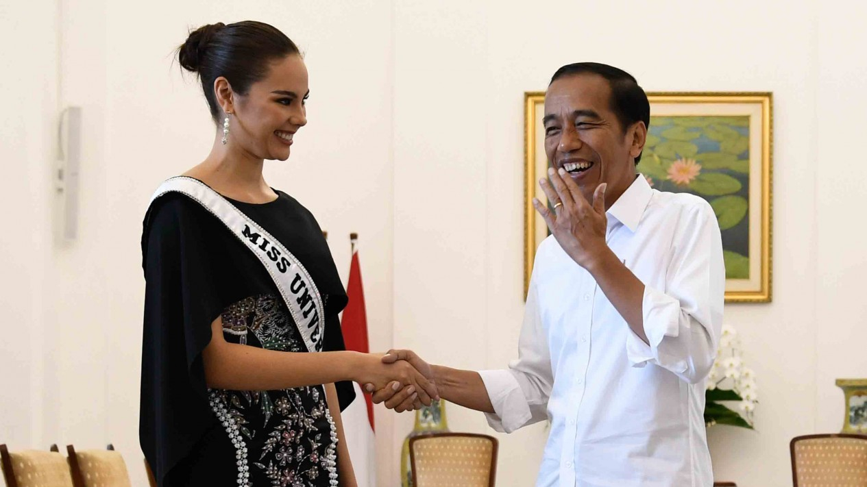 Eh, Presiden Jokowi Tersipu Malu Bertemu Miss Universe 2018