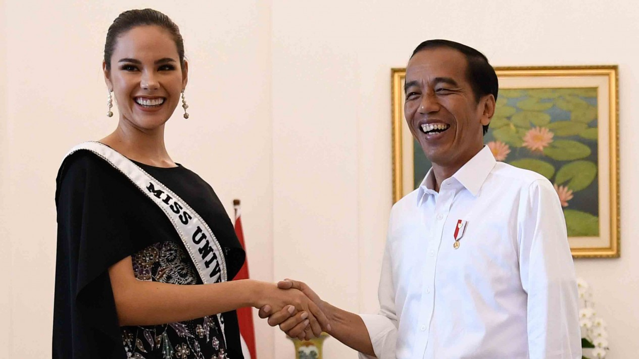 Eh, Presiden Jokowi Tersipu Malu Bertemu Miss Universe 2018