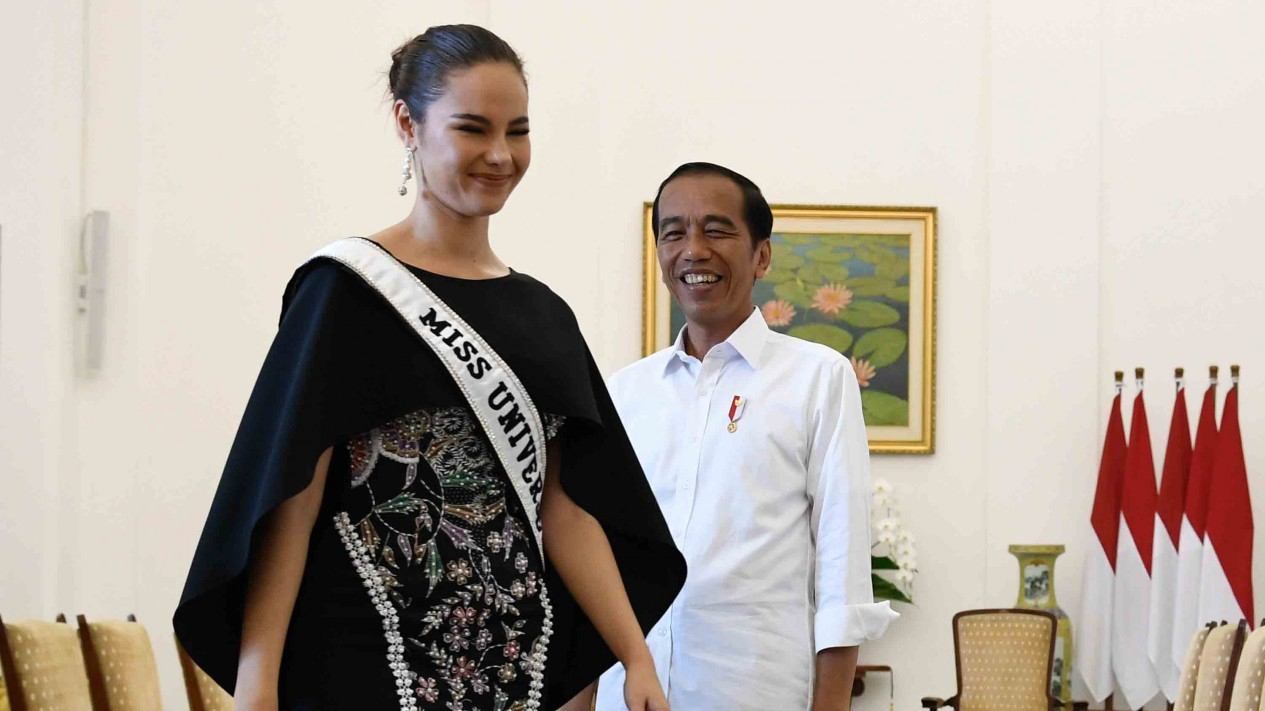 Eh, Presiden Jokowi Tersipu Malu Bertemu Miss Universe 2018