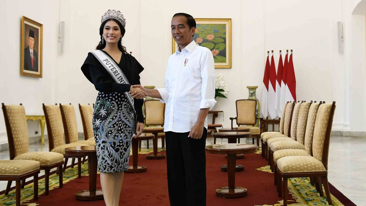 Eh, Presiden Jokowi Tersipu Malu Bertemu Miss Universe 2018