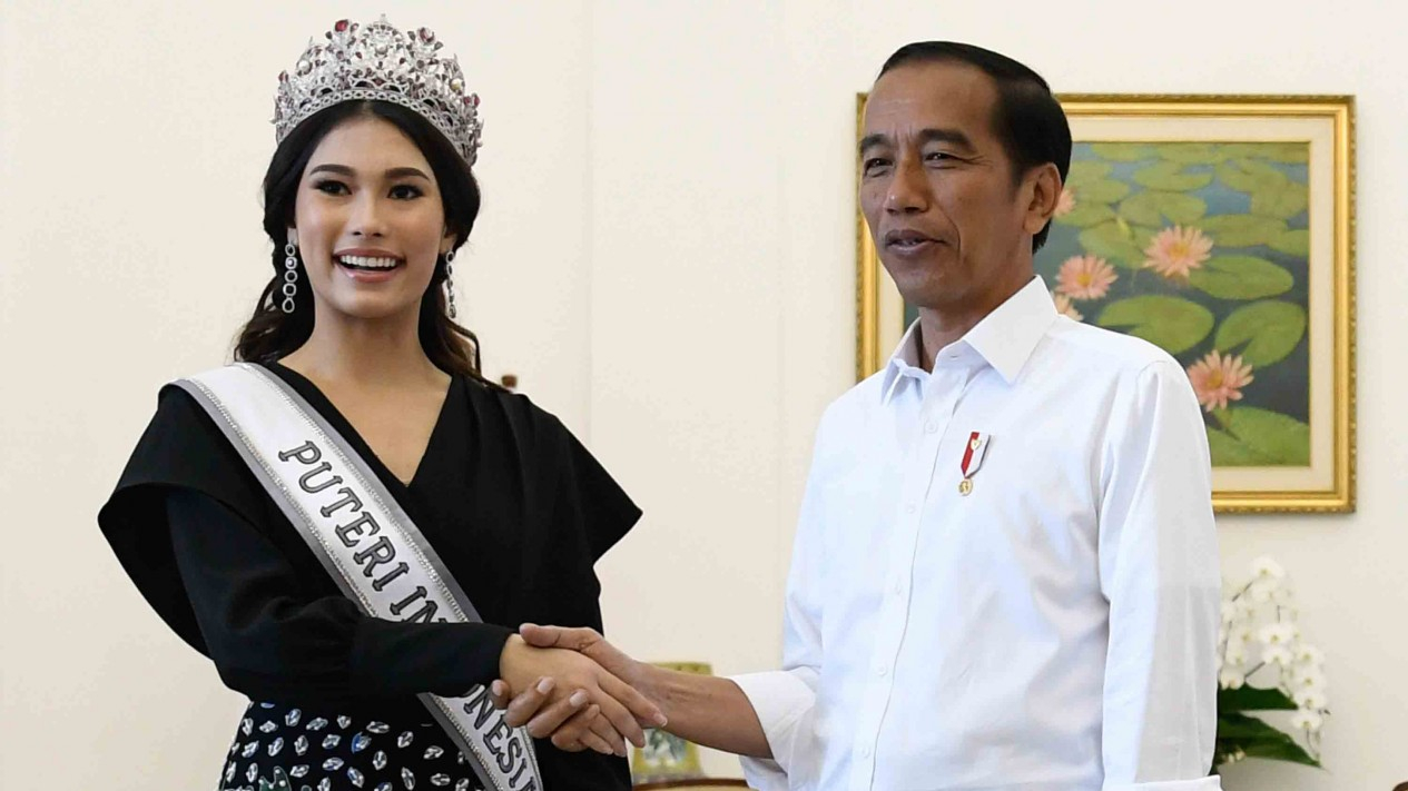 Eh, Presiden Jokowi Tersipu Malu Bertemu Miss Universe 2018