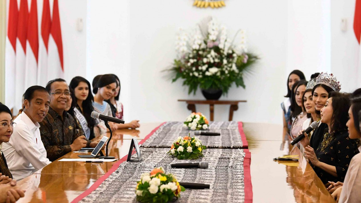 Eh, Presiden Jokowi Tersipu Malu Bertemu Miss Universe 2018