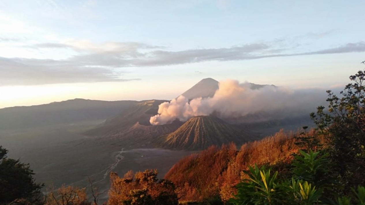 Keindahan Gunung Bromo saat Erupsi