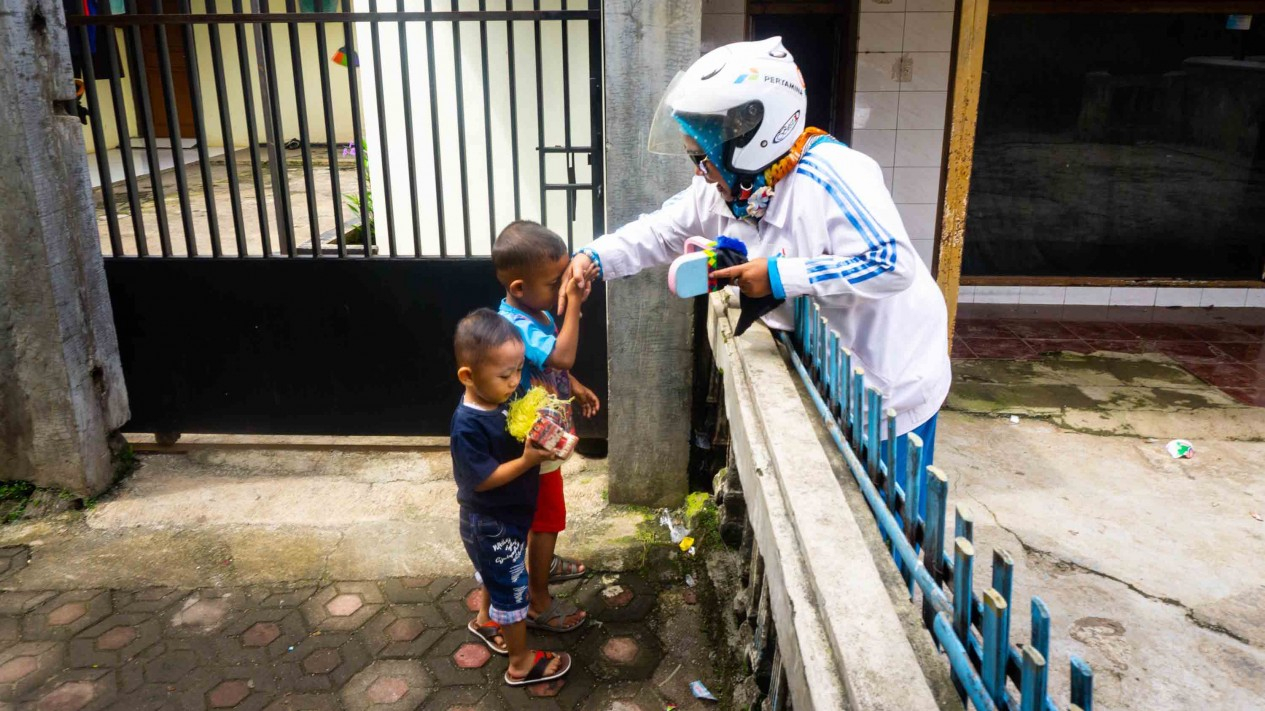 Budaya Cium Tangan Anak Indonesia