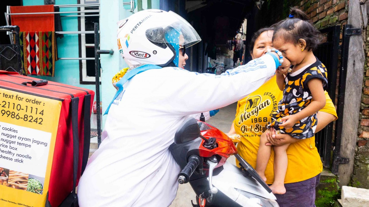 Budaya Cium Tangan Anak Indonesia