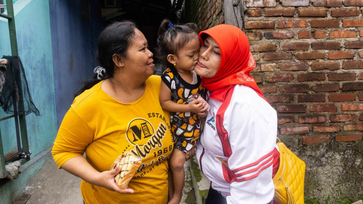 Budaya Cium Tangan Anak Indonesia