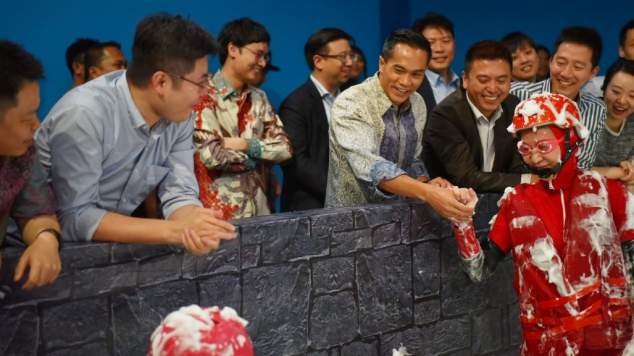 Anindya Bakrie Ajak Mahasiswa Tsinghua ke Kantor VIVA Group