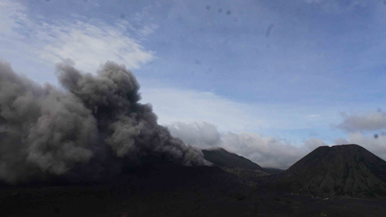 Erupsi, Gunung Bromo Masih Ramai Wisatawan