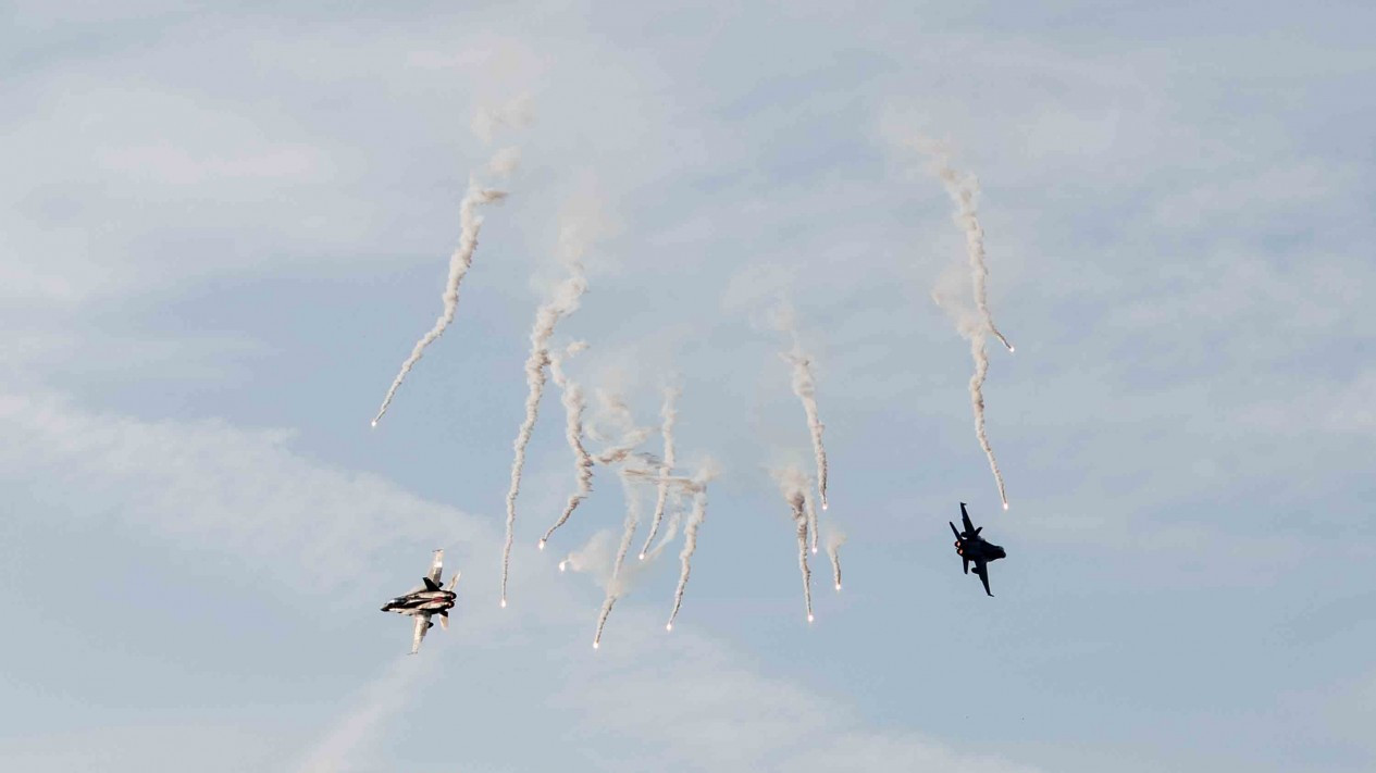 Menyaksikan Atraksi Pesawat Tempur Milik Malaysia