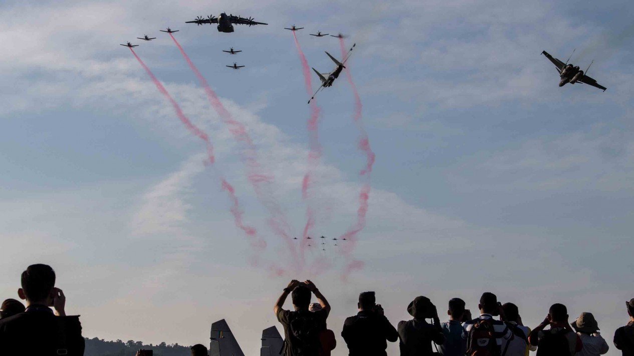 Menyaksikan Atraksi Pesawat Tempur Milik Malaysia