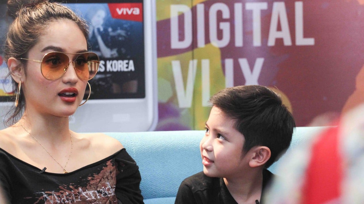 Gaya Cinta Laura Bersama Pemain Film MatiAnak di VIVA