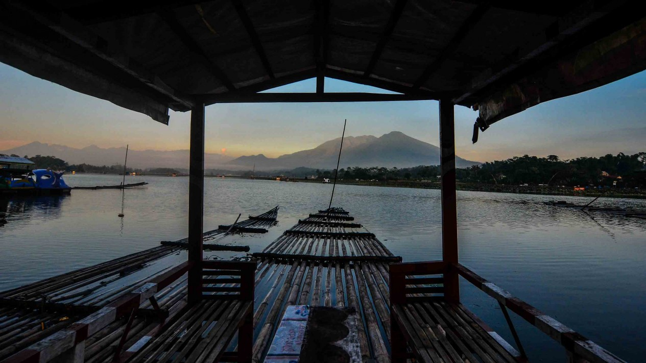 Menyaksikan Keindahan Alam Situ Bagendit di Garut