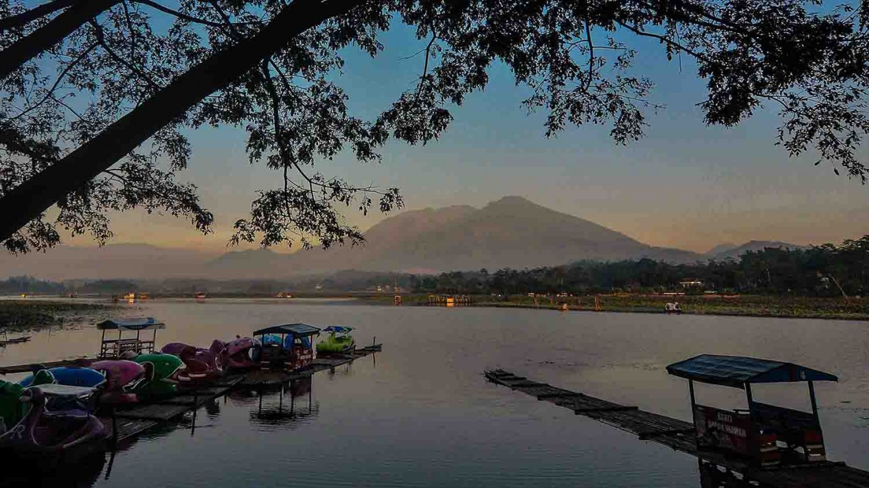 Menyaksikan Keindahan Alam Situ Bagendit di Garut