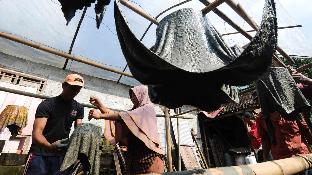 Unik, Pembuatan Pot Tanaman dari Bahan Handuk