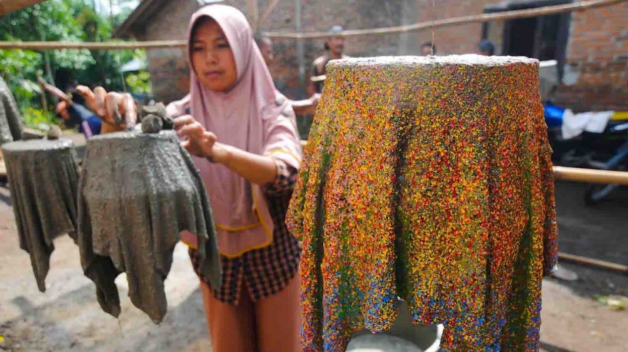 Unik, Pembuatan Pot Tanaman dari Bahan Handuk