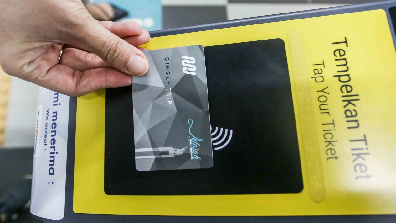 Hari Pertama Operasional MRT Jakarta Berbayar