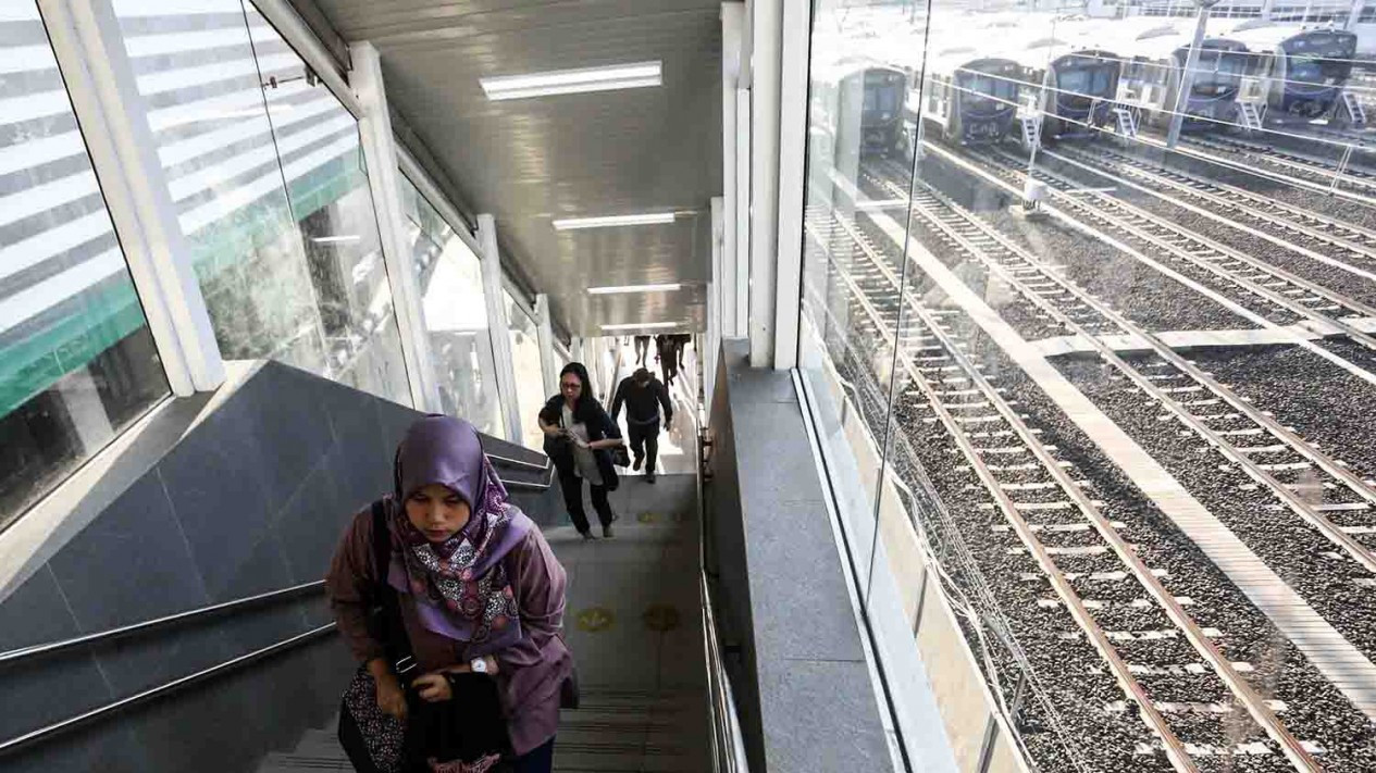 Hari Pertama Operasional MRT Jakarta Berbayar