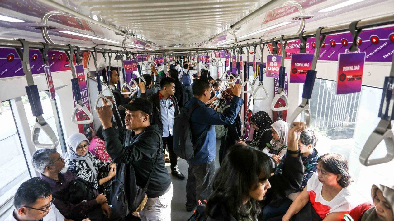 Hari Pertama Operasional MRT Jakarta Berbayar