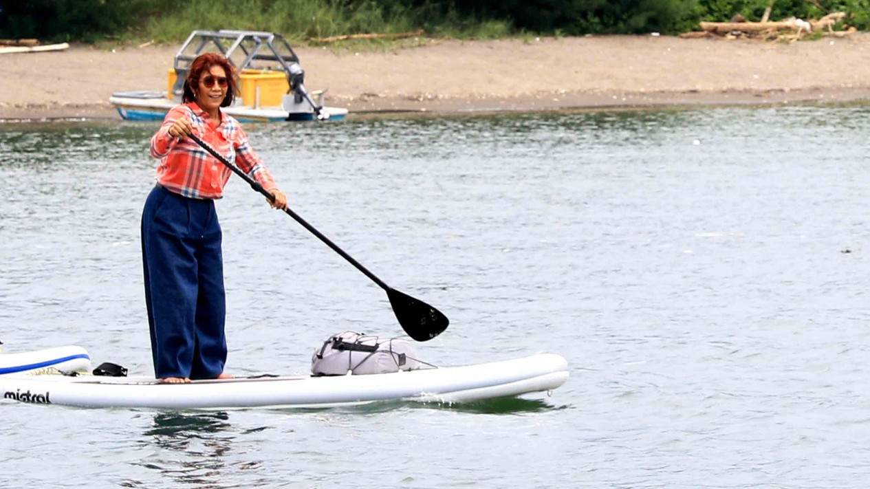 Aksi Susi Pudjiastuti Bermain Paddling di Banyuwangi