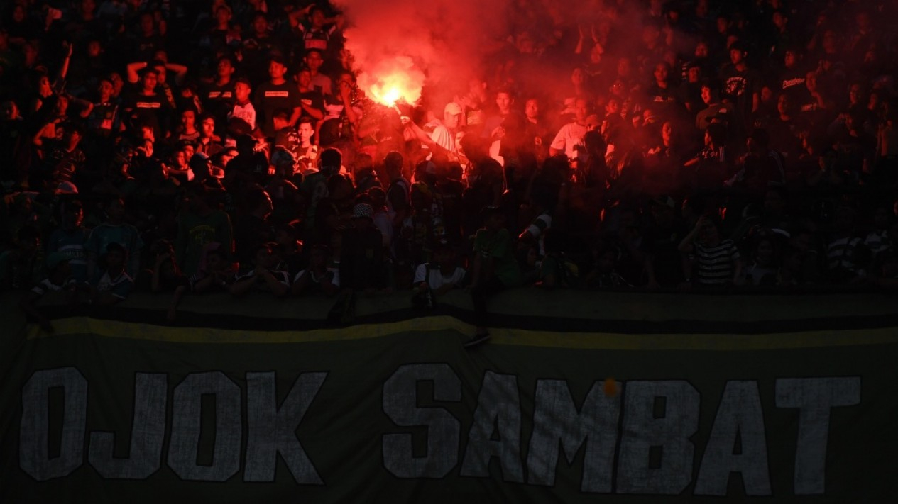 Flare Suporter Persebaya saat Laga Melawan Arema