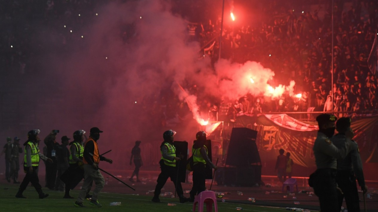 Flare Suporter Persebaya saat Laga Melawan Arema