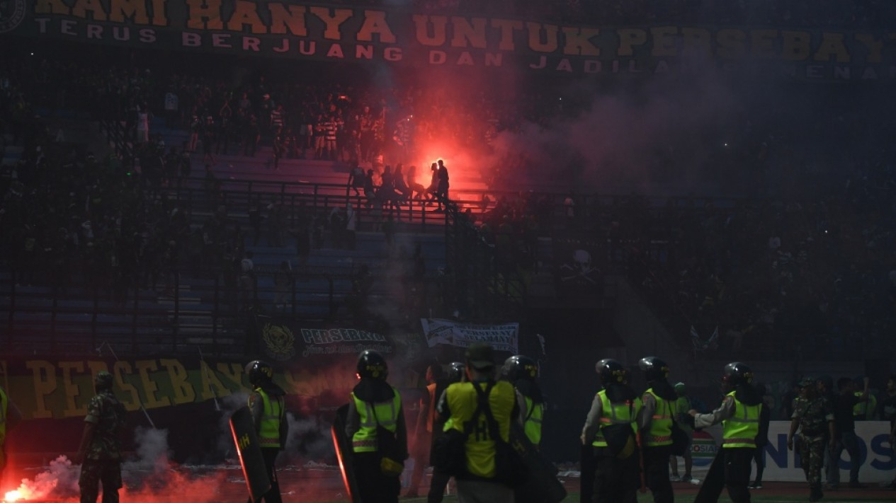 Flare Suporter Persebaya saat Laga Melawan Arema