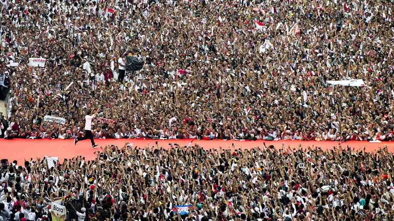 Gaya Capres Jokowi Sapa Ribuan Pendukung di GBK