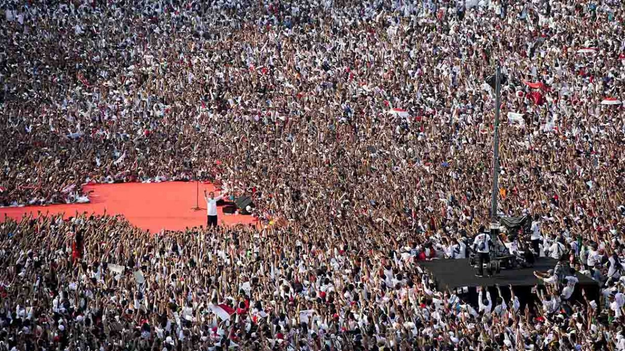 Gaya Capres Jokowi Sapa Ribuan Pendukung di GBK
