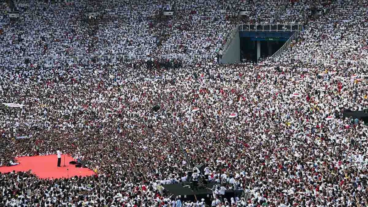 Gaya Capres Jokowi Sapa Ribuan Pendukung di GBK
