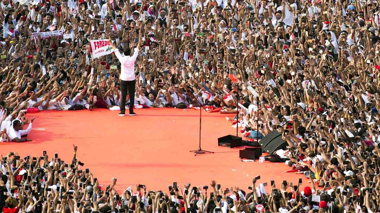 Gaya Capres Jokowi Sapa Ribuan Pendukung di GBK