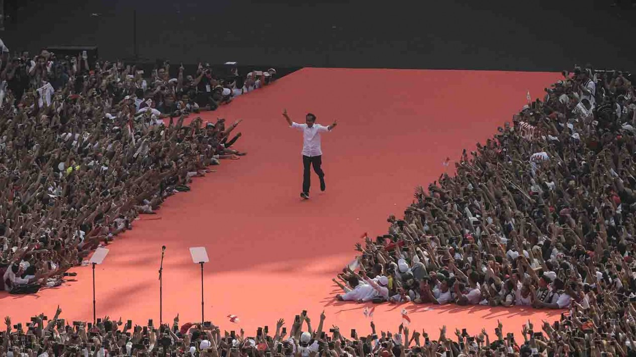 Gaya Capres Jokowi Sapa Ribuan Pendukung di GBK