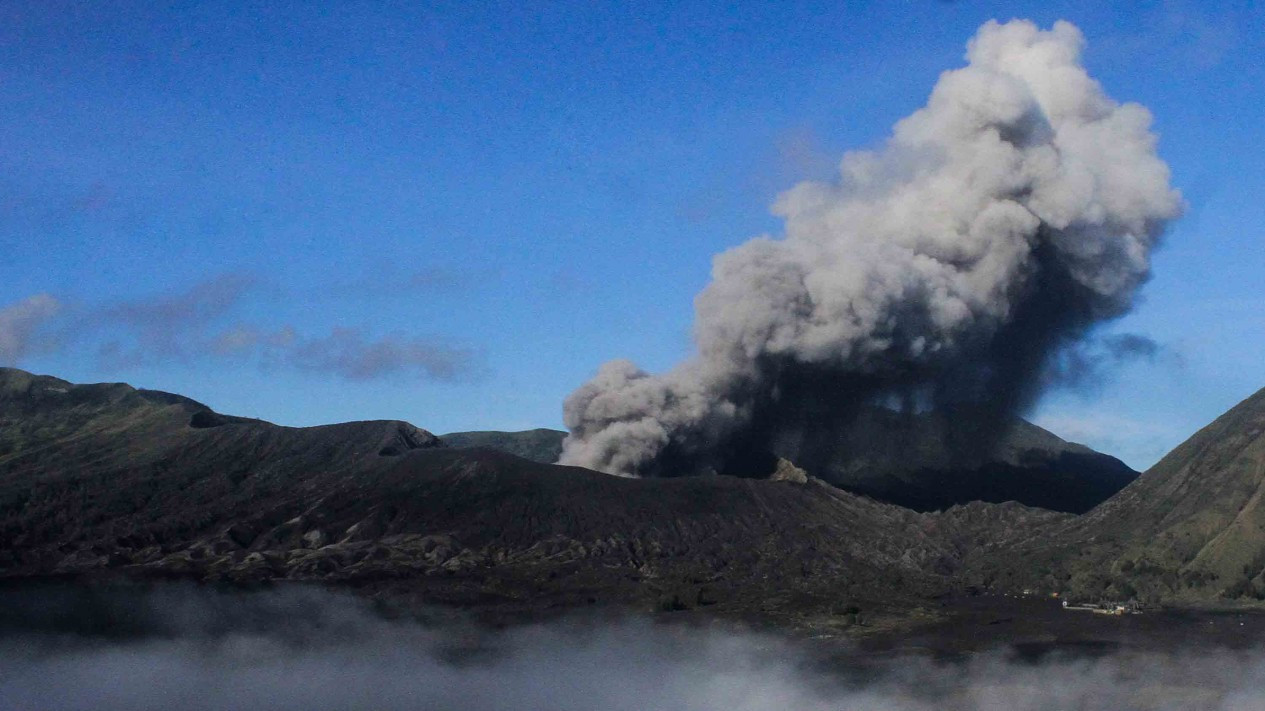 Gunung Bromo Masih Terus Erupsi