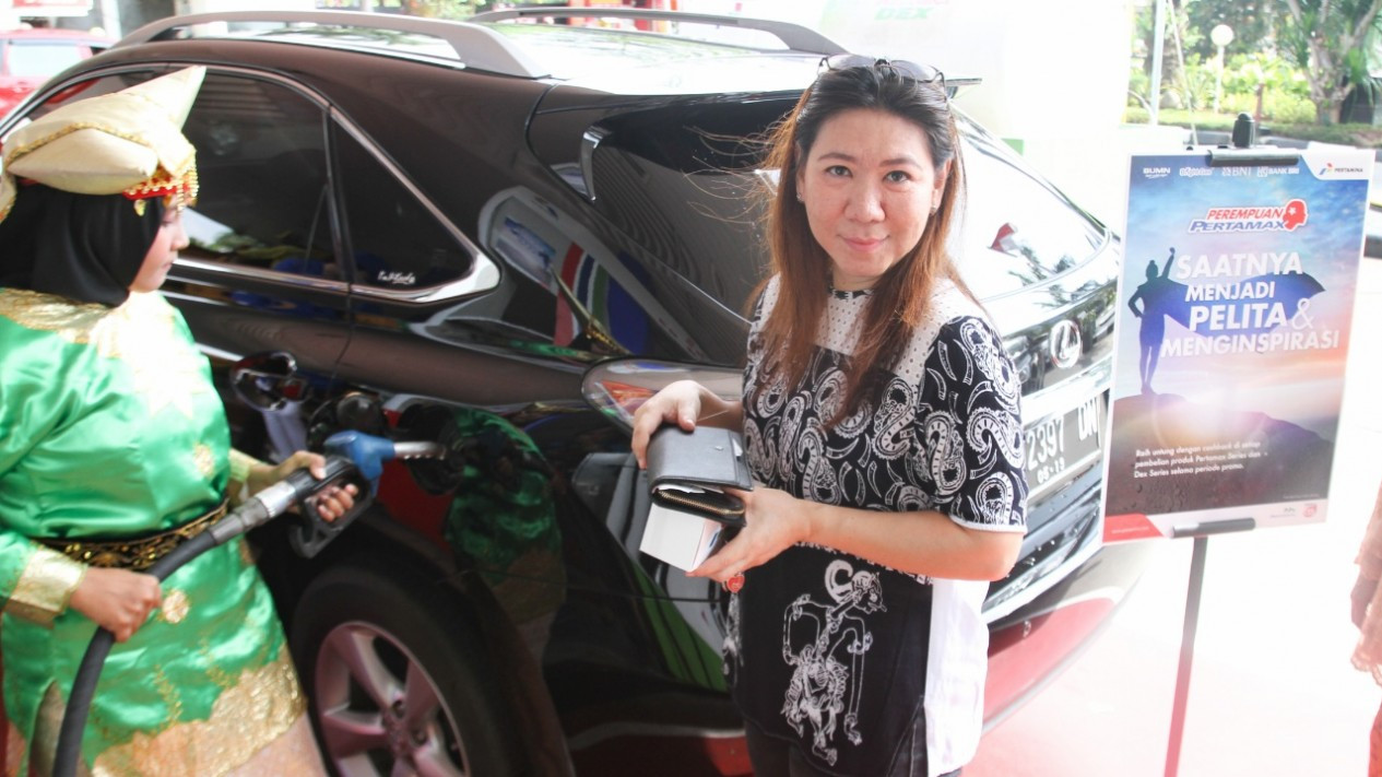 Hari Kartini, Pegawai SPBU Pakai Pakaian Adat