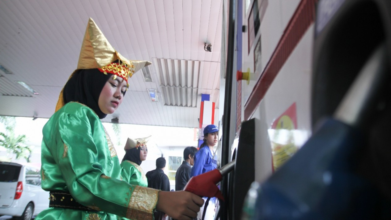 Hari Kartini, Pegawai SPBU Pakai Pakaian Adat