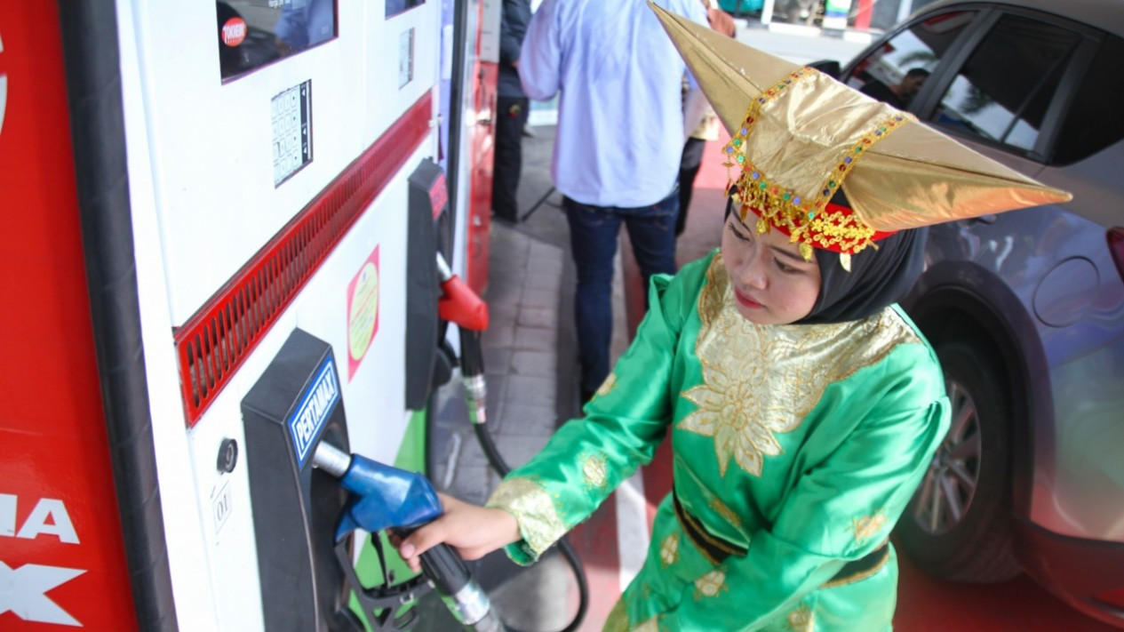 Hari Kartini, Pegawai SPBU Pakai Pakaian Adat