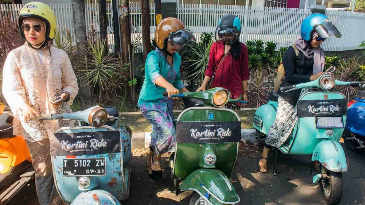 Peringati Hari Kartini, Cewek-cewek Keliling Naik Vespa