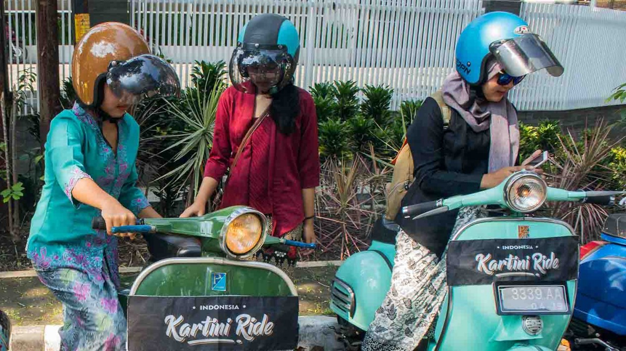 Peringati Hari Kartini, Cewek-cewek Keliling Naik Vespa