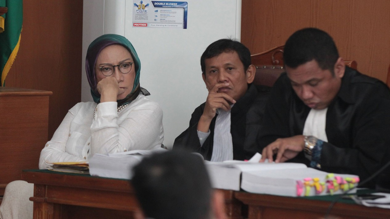 Tompi dan Rocky Gerung Salam Komando di Sidang Ratna